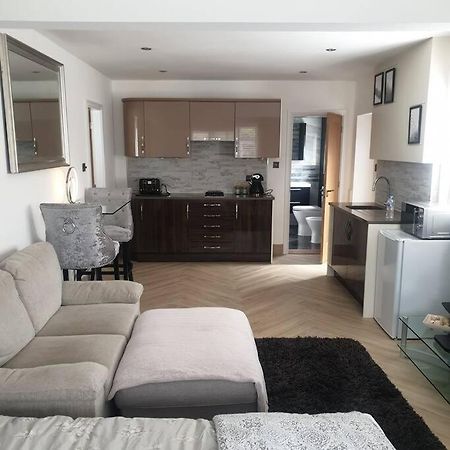 Lovely Studio Annex In Lilliput Пул Екстер'єр фото