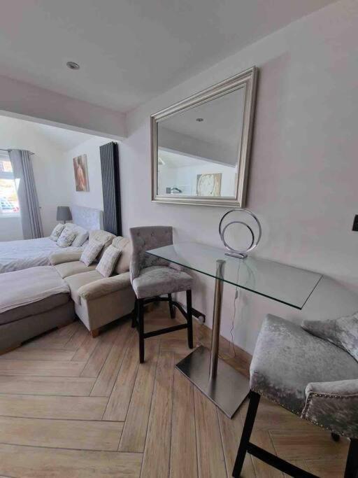 Lovely Studio Annex In Lilliput Пул Екстер'єр фото