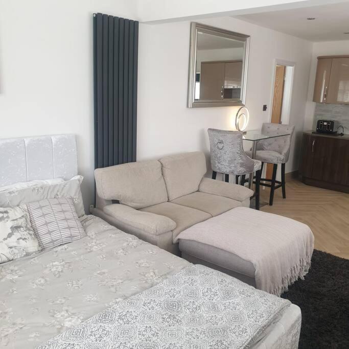Lovely Studio Annex In Lilliput Пул Екстер'єр фото